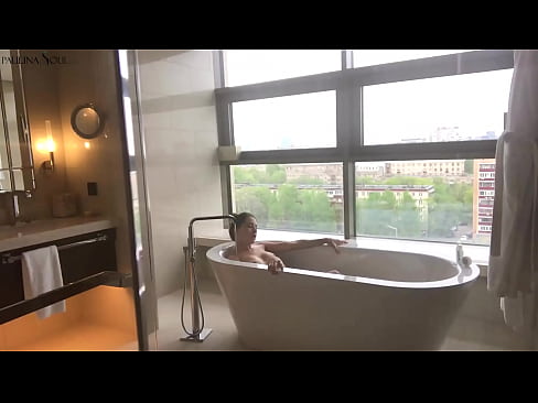 ❤️ Hiiglaslik beib kirglikult oma tussu riivimas vannitoas ☑ Anaal video at us